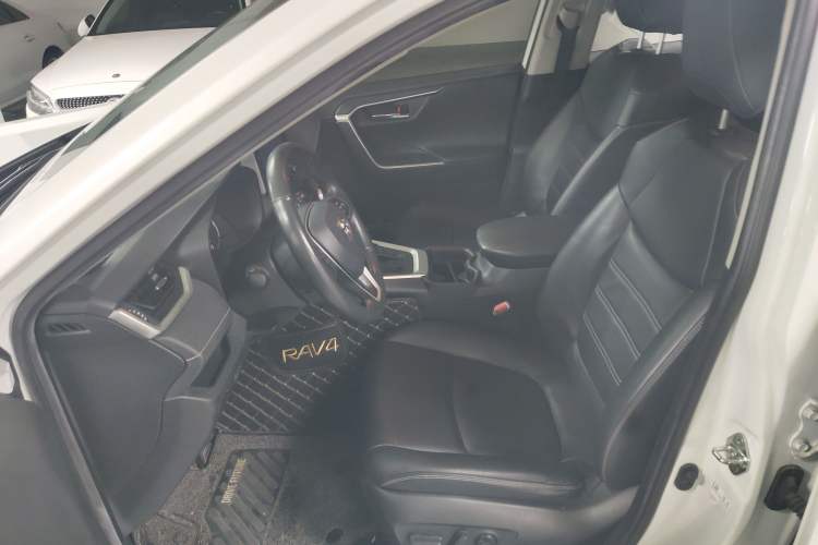 Used Toyota RAV4 2020 2.0L CVT Two-Wheel Drive Fashion PLUS Edition Interior 5