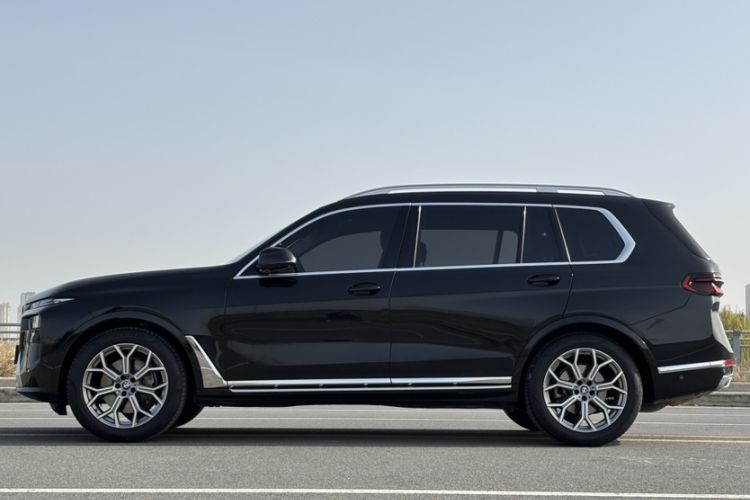 Used BMW X7 2023 xDrive40i Luxury Package with Leading Features