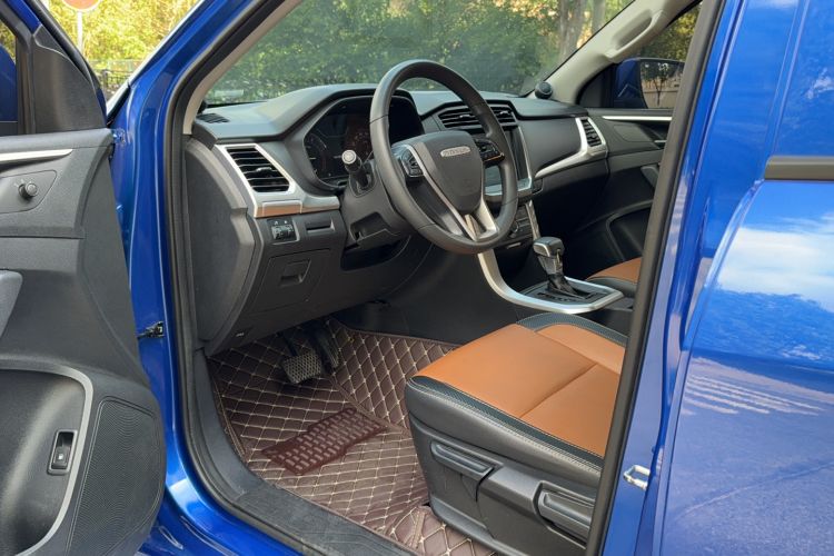 Used SAIC MAXUS T70 2021 2.0T Diesel Automatic Two-Wheel Drive Elite Version with Long Bed and High Ground Clearance
