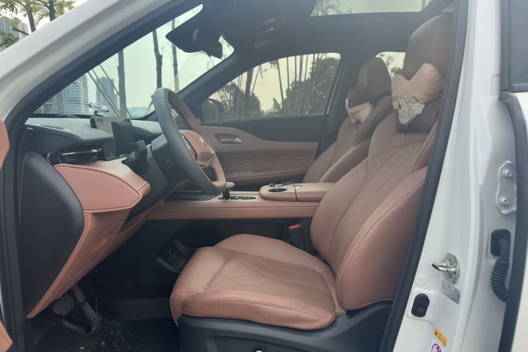 Used CHANGAN UNI-Z New Energy 2024 Blue Whale Smart Electric iDD 125km Excellence Model Interior 3