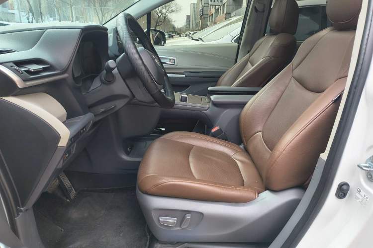 Used Toyota SIENNA 2024 2.5L Hybrid Comfort Edition Interior 4