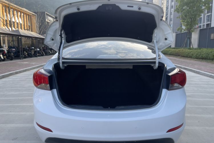 Used Hyundai Elantra (5th Generation / Langdong) 2016 1.6L Automatic Smart Version
