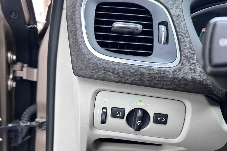 Used Volvo V40 2013 2.0T Zhiya Edition