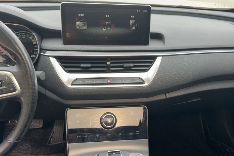 Used Hongqi H5 2022 Classic Model 1.5T DCT Flagship Edition Audio And AC Panel