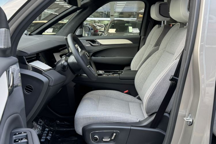 Used Volvo EM90 2025 Ultra Six-Seater
