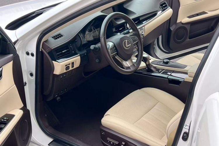 Used Lexus ES 2015 300h Comfort Edition Interior 3