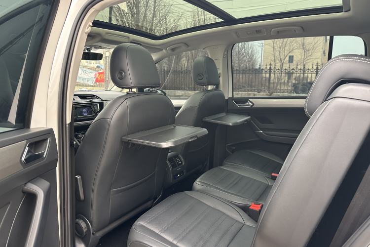 Used Volkswagen Touran 2016 Volkswagen Touran L 280TSI DSG Comfort Edition Interior 3