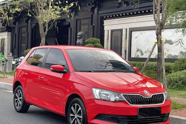 Used Skoda Fabia 2015 1.4L Automatic Front-Drive Model Exterior 5