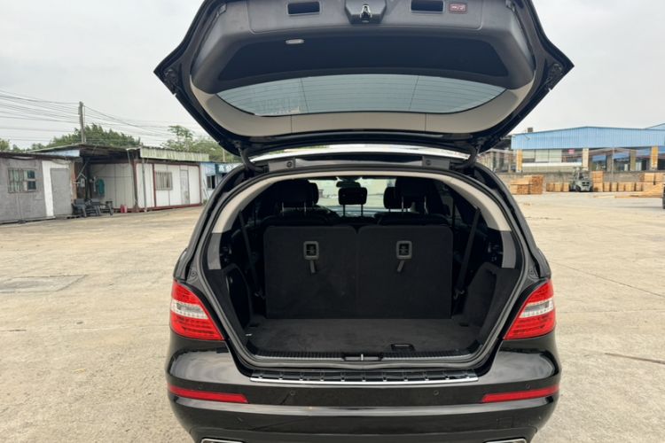 Used Mercedes-Benz R-Class 2017 R 320 4MATIC Business Edition Prestige Model Trunk