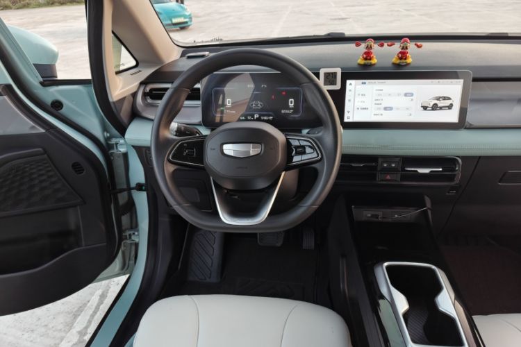 Used Geometry E Firefly 2024 301km Starlight Interior 10