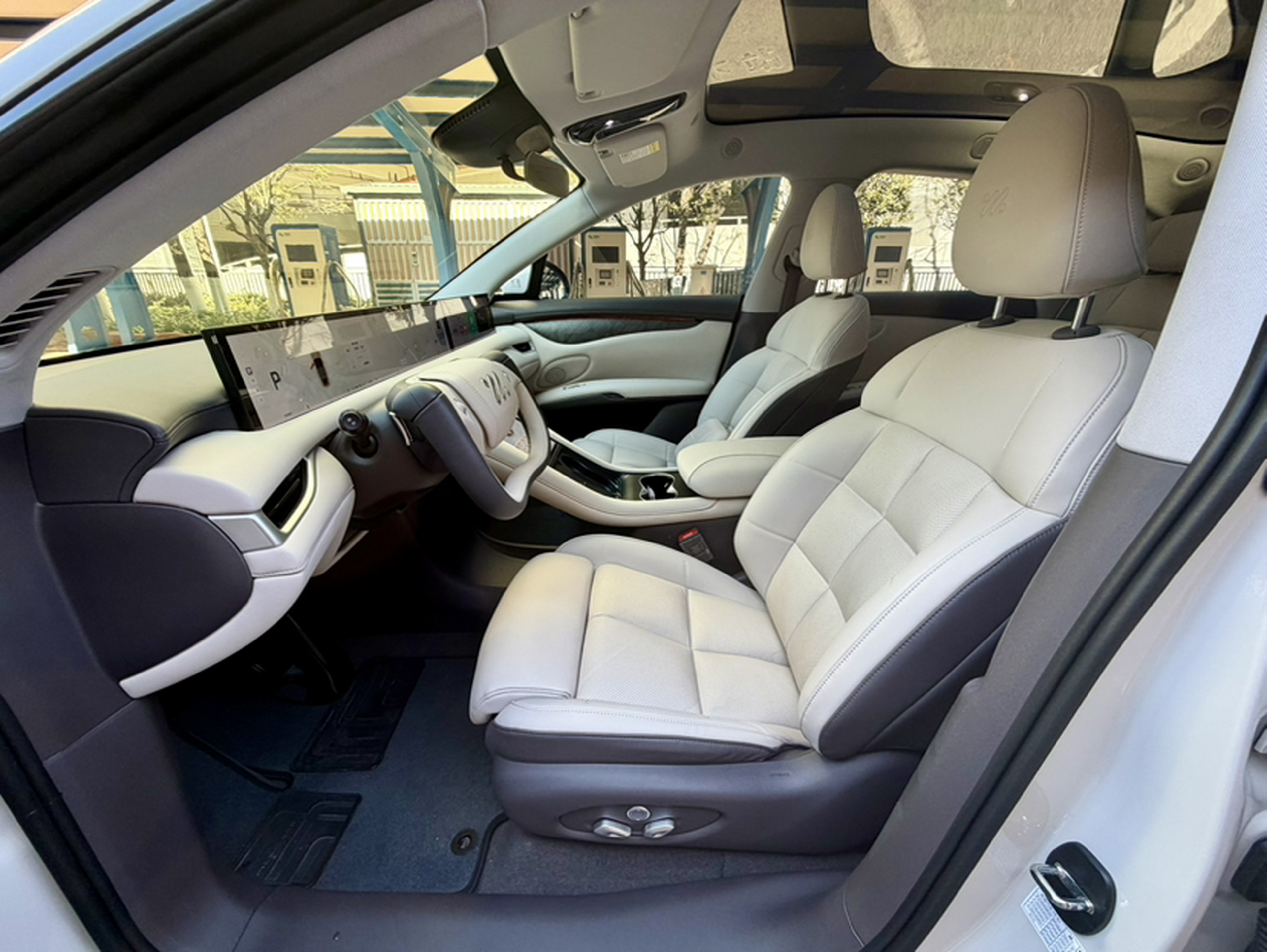 Переднее сиденье в автомобиле