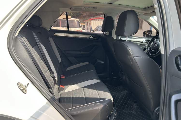 Used Volkswagen T-ROC 2019 230TSI DSG Two-Wheel-Drive Advanced Version China VI Standard
