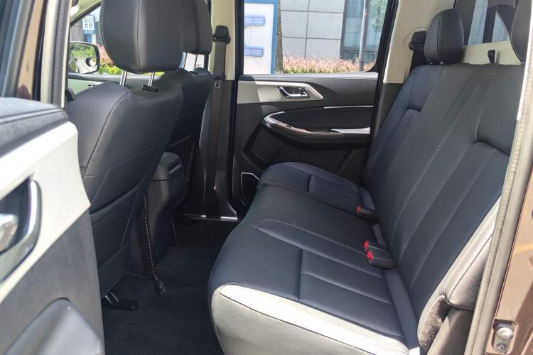 Used JMC Yuhu 7 2022 2.0T Automatic Diesel Two-Wheel Drive Comfort Version Standard Wheelbase
