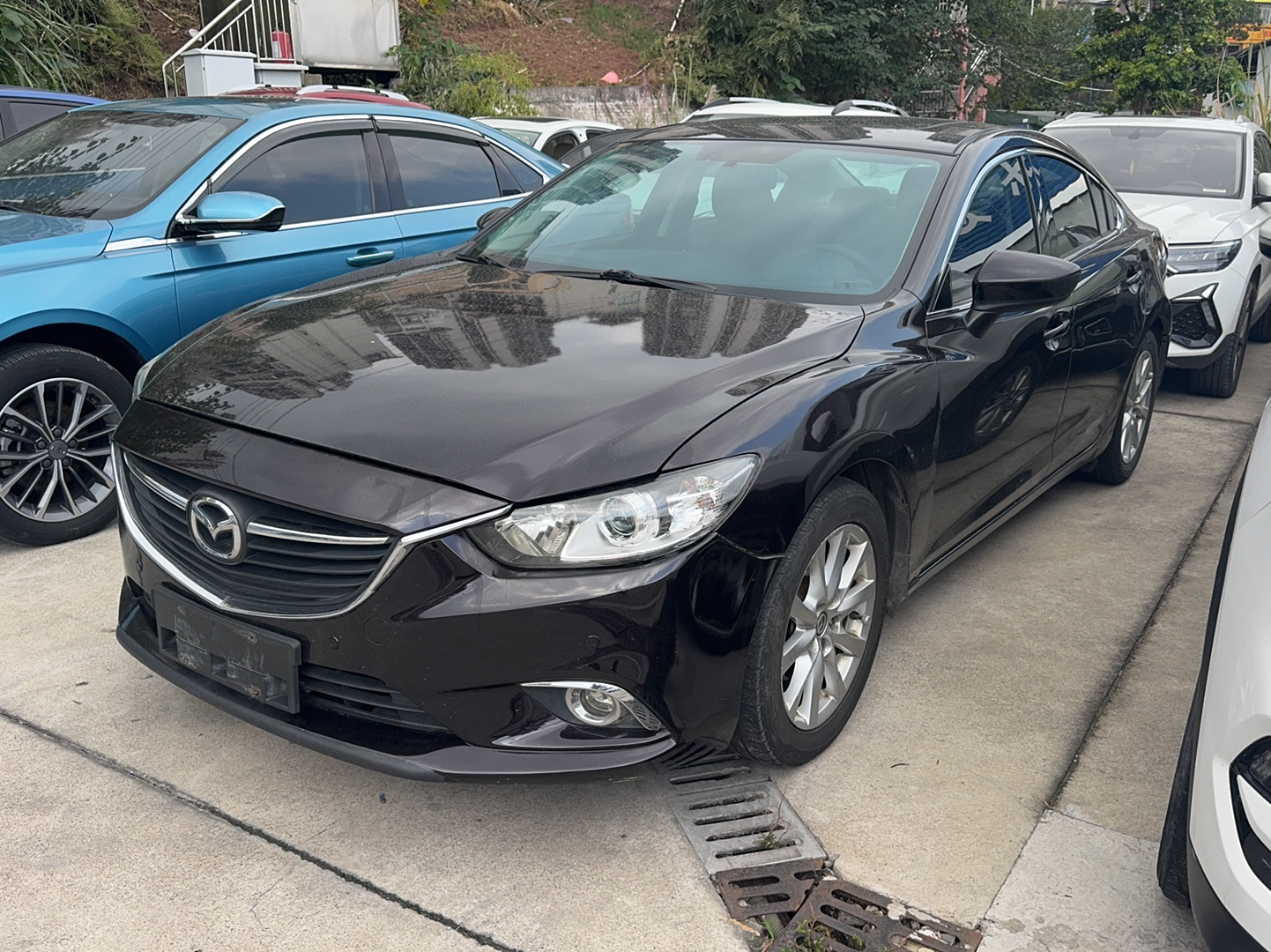 تحت مقدمة السيارة