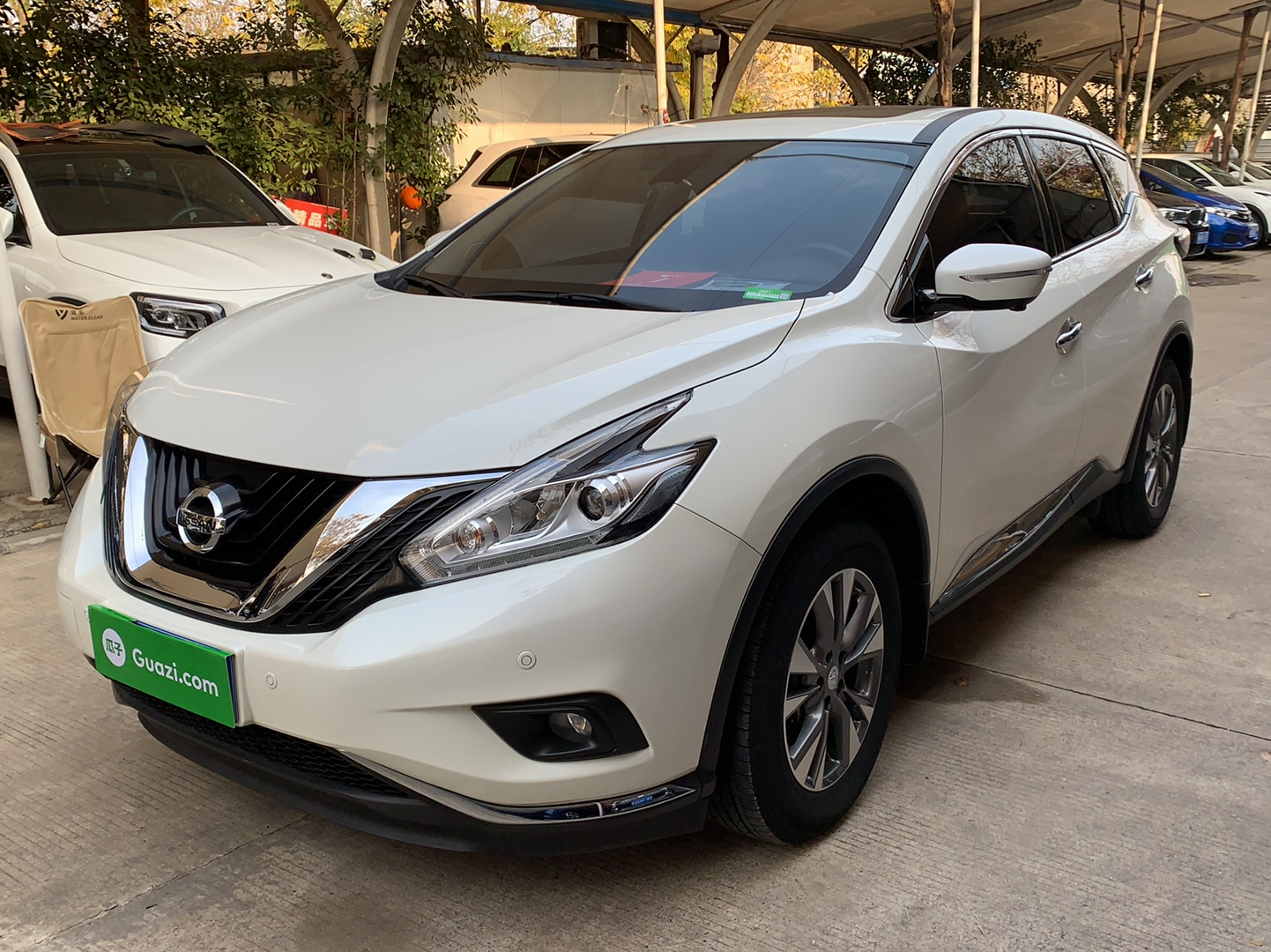 تحت مقدمة السيارة