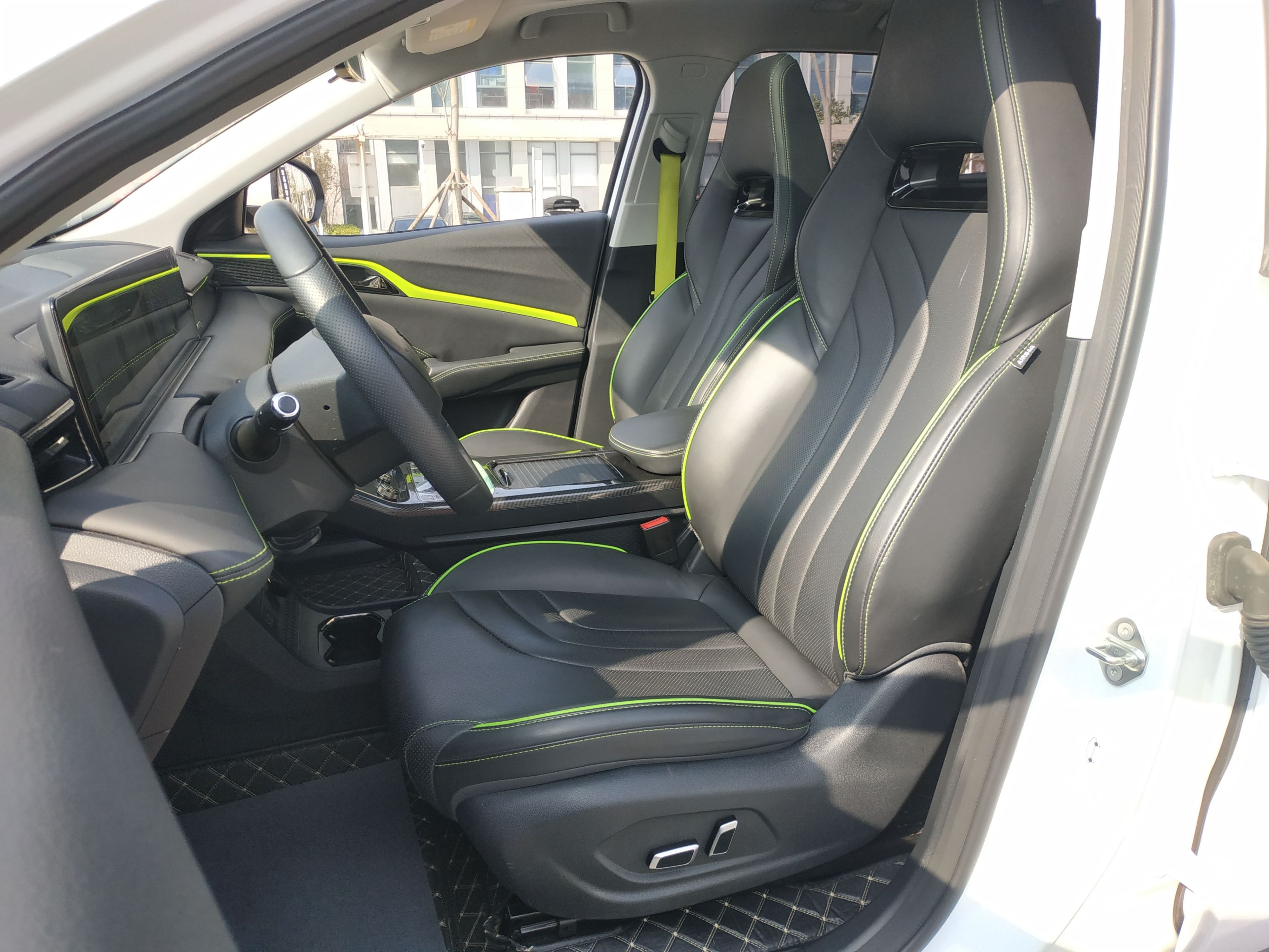 المقاعد الأمامية داخل السيارة