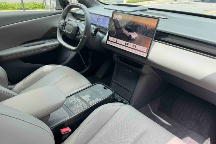 Used Lynk & Co Z20 2025 530 km Range Rear-Wheel Drive Max Interior 2