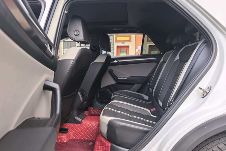 Used Volkswagen T-ROC 2024 300TSI DSG Two-Wheel-Drive Chen Guang Edition Interior 2