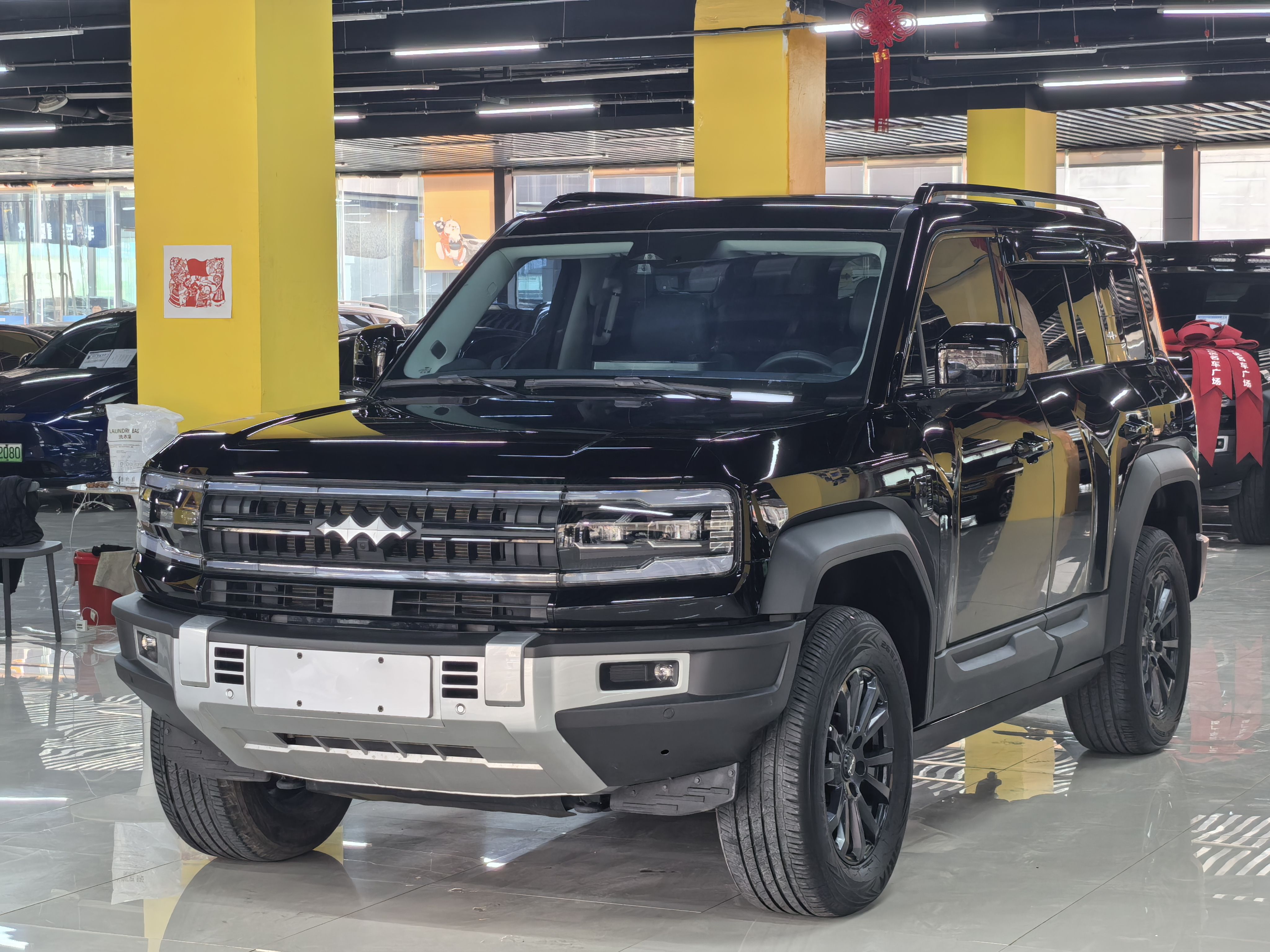 تحت مقدمة السيارة