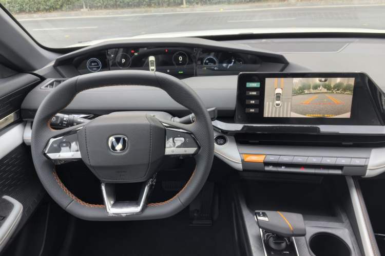 Used Changan UNI-V iDD 2024 Blue Whale Smart Electric iDD 136km ZhiKu Model
