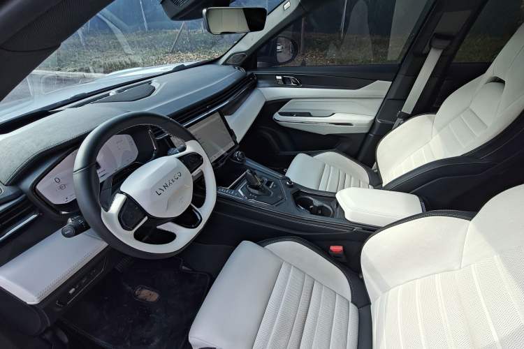 Used Lynk & Co 01 EM-P 2023 1.5TD EM-P Dawn Edition Interior 5