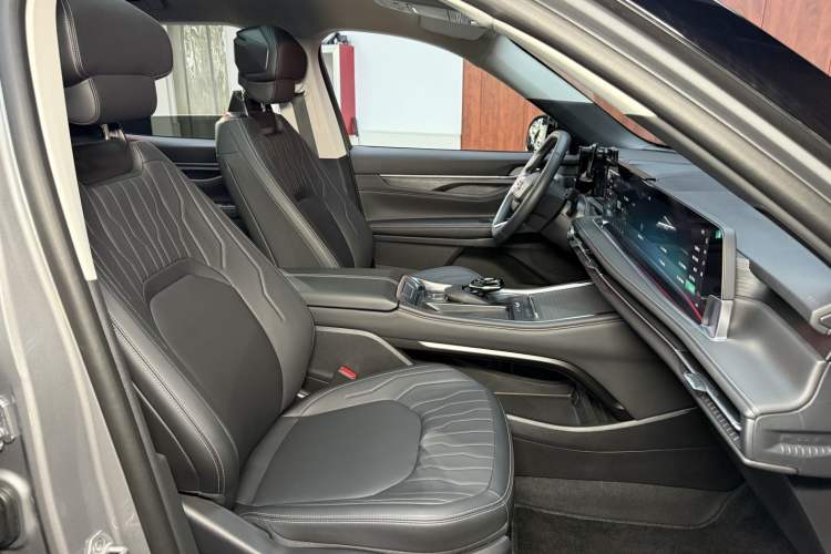 Used Ford Edge 2025 Ford Explorer L 2.0T EcoBoost E-Hybrid Two-Wheel Drive 7-Seater Luxury Model