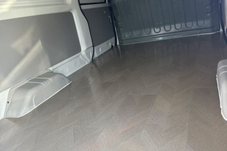 Used Jinbei New Hiace X30L CNG 2023 100L CNG Wealth Edition Van 2/5-Seater Air-Conditioned Model SWCC15M Trunk