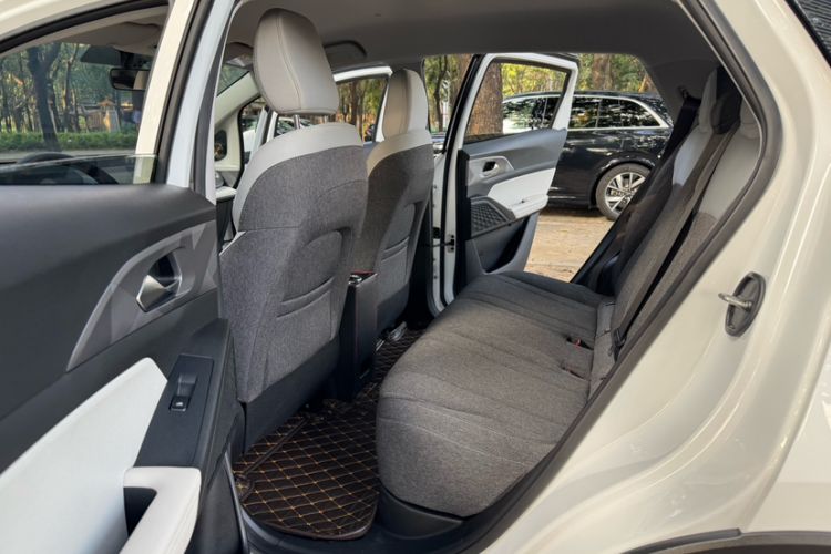 Used Geometry E Firefly 2024 301km Flowing Light Interior 7