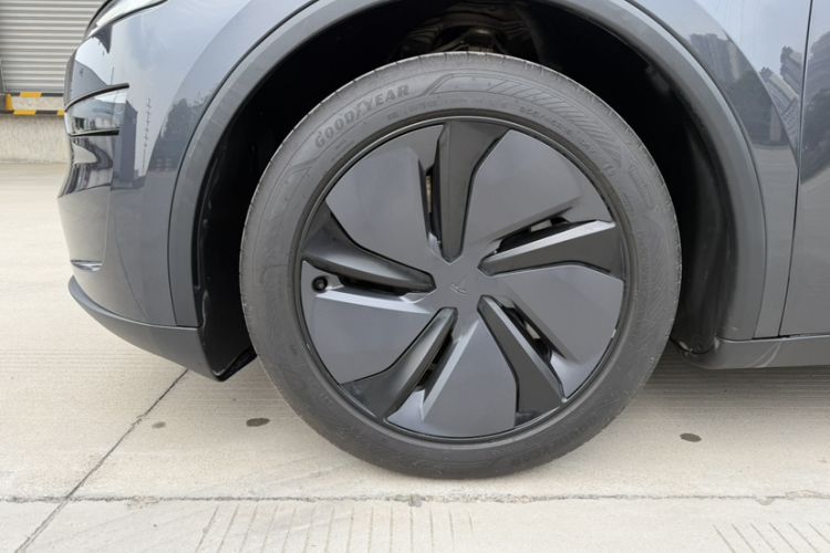 Used Tesla Model Y 2025 Rear-Wheel Drive First Edition Exterior 3