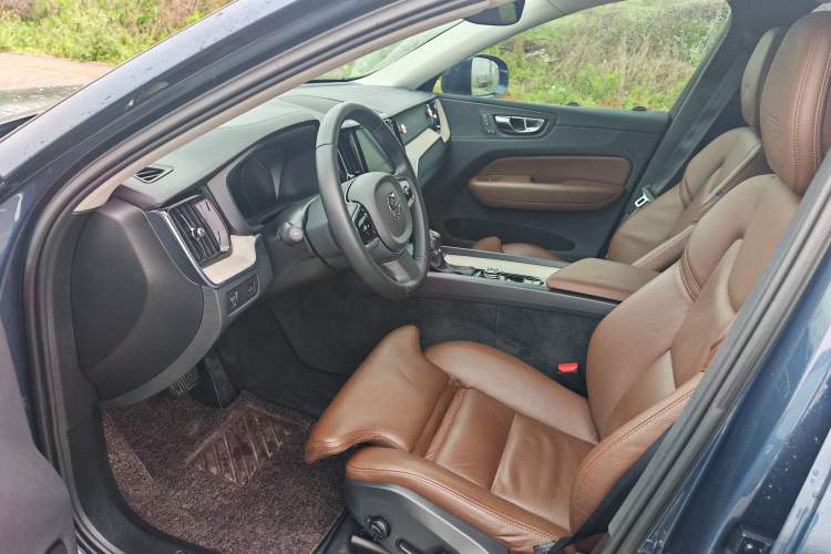 Used Volvo XC60 2020 T5 4x4 Smart Luxury Edition Interior 1