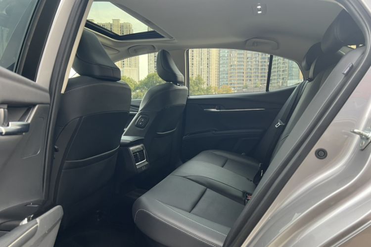 Used Toyota Camry 2024 Dual-Motor 2.0 HGVP Luxury Edition