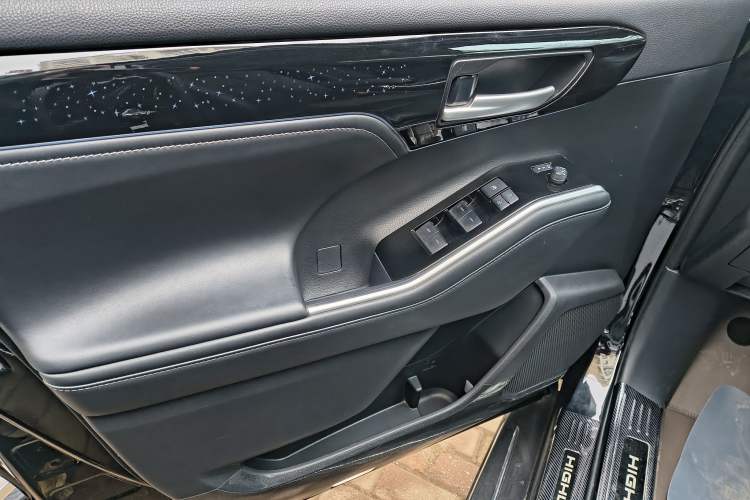 Used Toyota Highlander 2023 2.5L Smart Electric Hybrid Dual-Engine Four-Wheel Drive Prestige Version – 7 Seats Interior 9