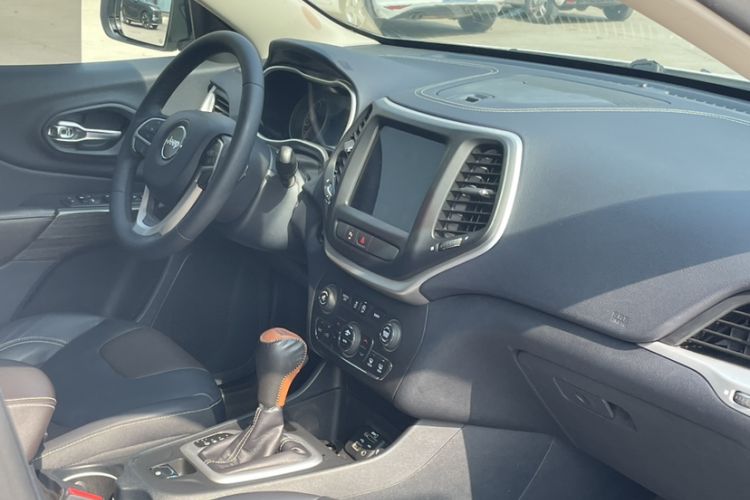 Used Jeep Cherokee 2016 2.4L Leading Smart Version Interior 6