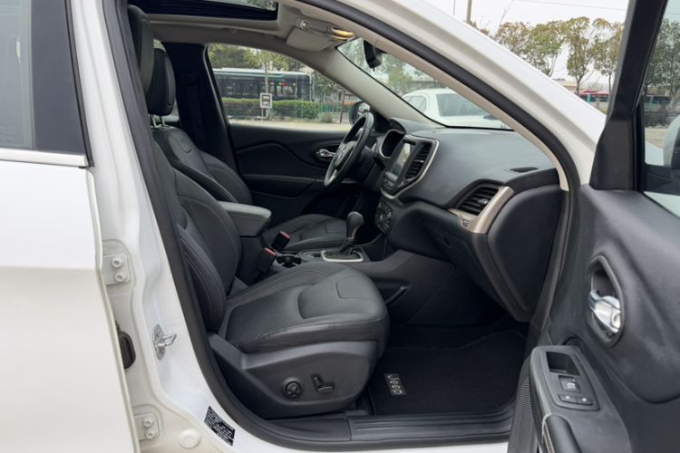 Used Jeep Cherokee 2016 2.4L Leading Edition
