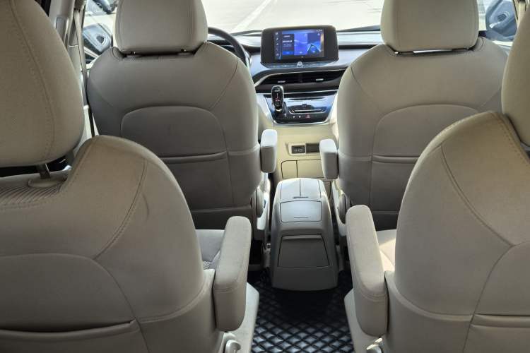 Used Buick GL8 2023 Land Executive Class Comfort Model Exterior 4