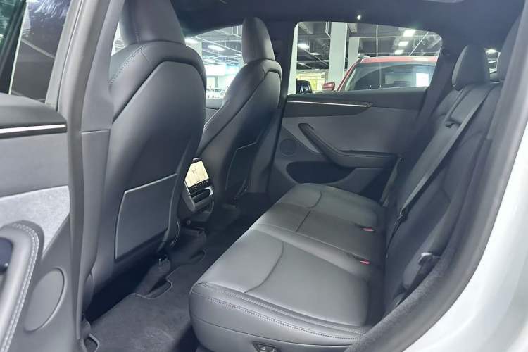 Used Tesla Model Y 2026 Rear-Drive Model Interior 4