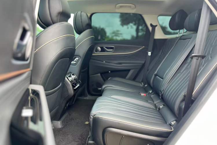 Used Chery Tiggo 9 2023 2.0T Dual-Clutch Two-Wheel Drive Luxury Edition 5 Seats Interior 4