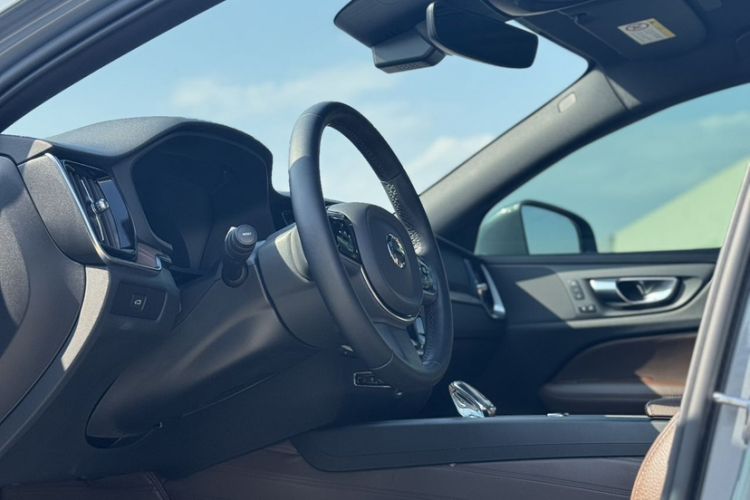 Used Volvo S60 2023 B4 Zhiyuan Luxury Edition
