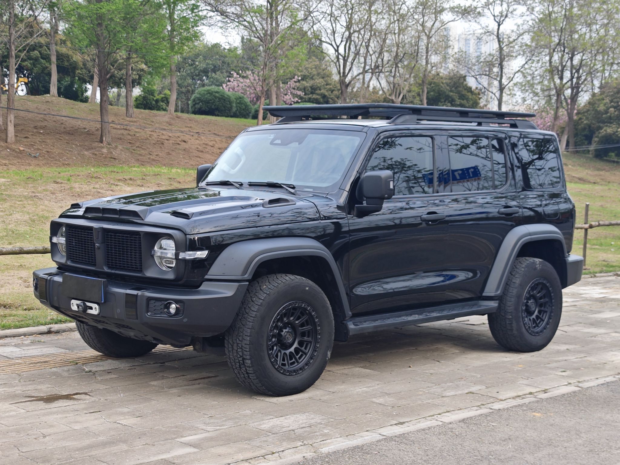 تحت مقدمة السيارة