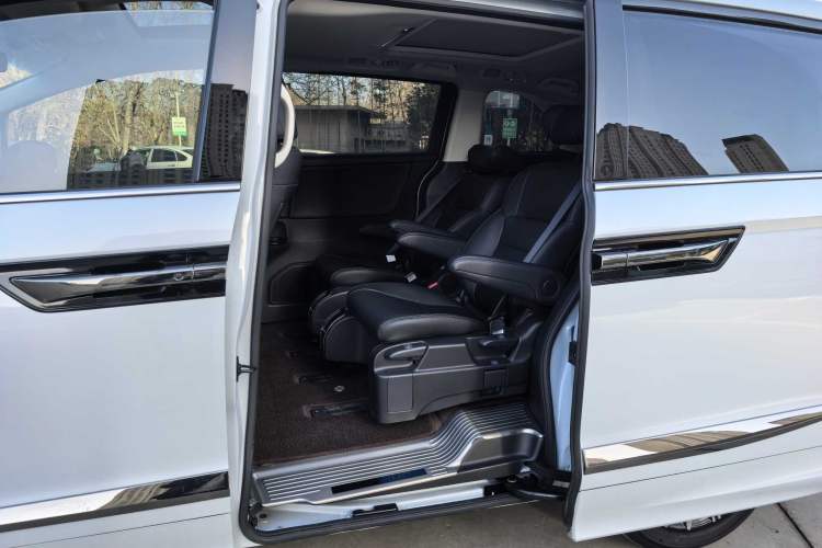 Used Honda Elysion 2024 2.0L eHEV Classic Edition
