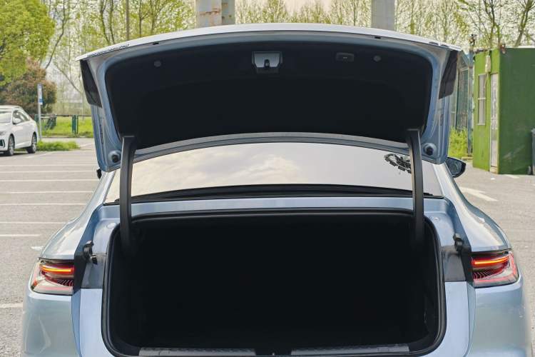 Used Geely Galaxy E8 2025 620 km All-Wheel Drive Starship LiDAR-Enabled Intelligent Driving Version
