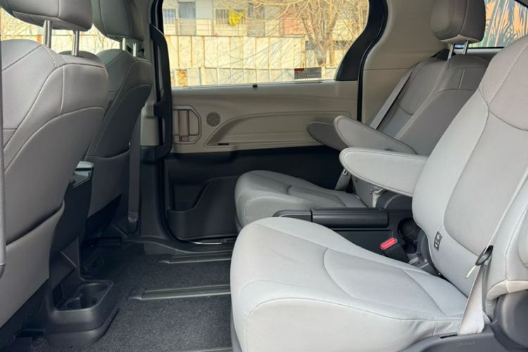 Used Toyota SIENNA 2023 2.5L Hybrid Luxury Edition Interior 2