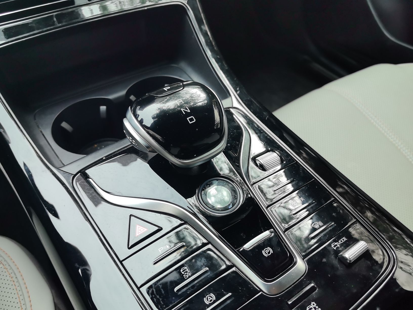 BYD Qin PLUS 2024 HONOR Edition DM-i 55KM Leading Model — снимка 13