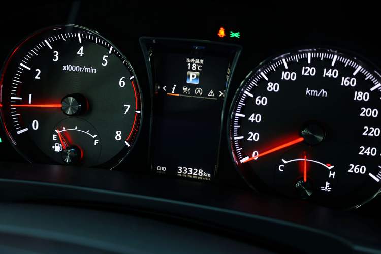 Used Toyota Crown 2017 2.0T Sport Edition Odometer Close Up