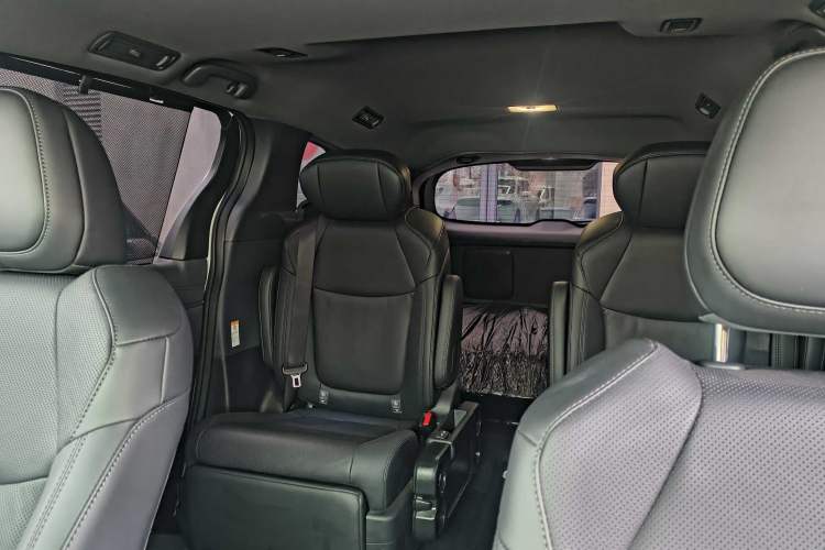 Used Toyota SIENNA 2024 2.5L Hybrid Luxury Edition Interior 2
