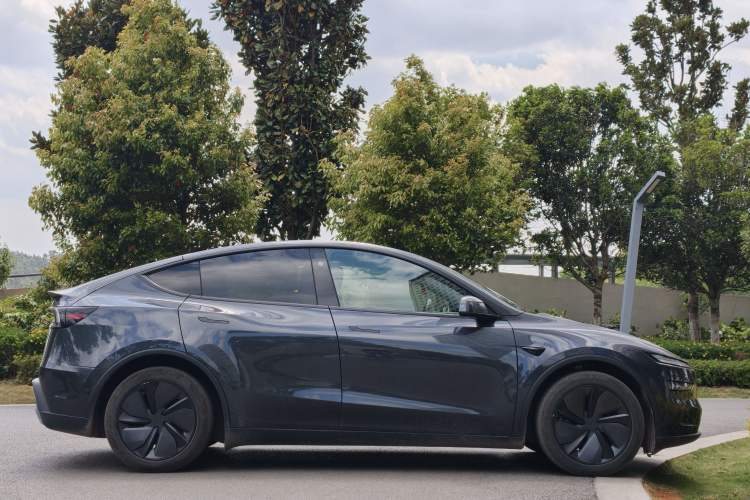 Used Tesla Model Y 2025 Rear-Wheel-Drive Version