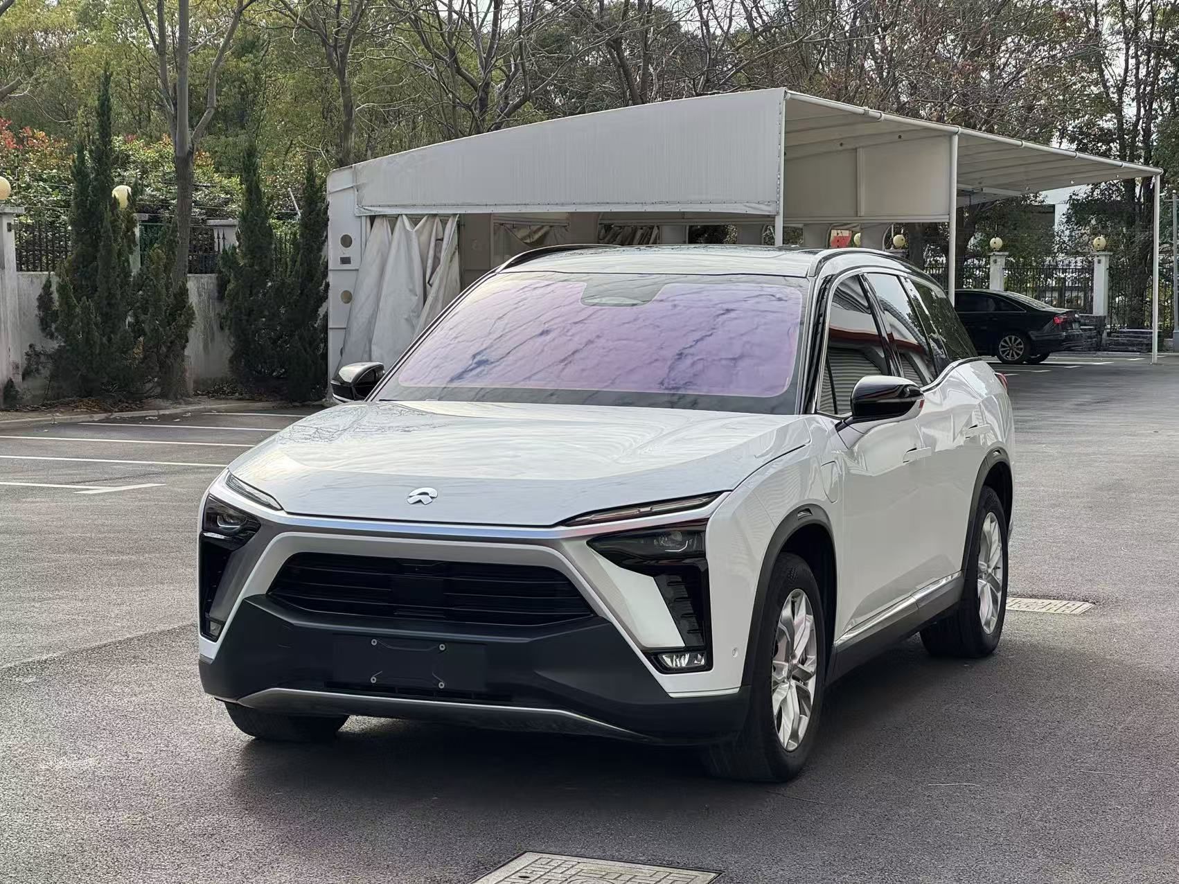 Под передней частью автомобиля