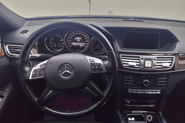 Used Mercedes-Benz E-Class 2015 Facelift E 200 L
