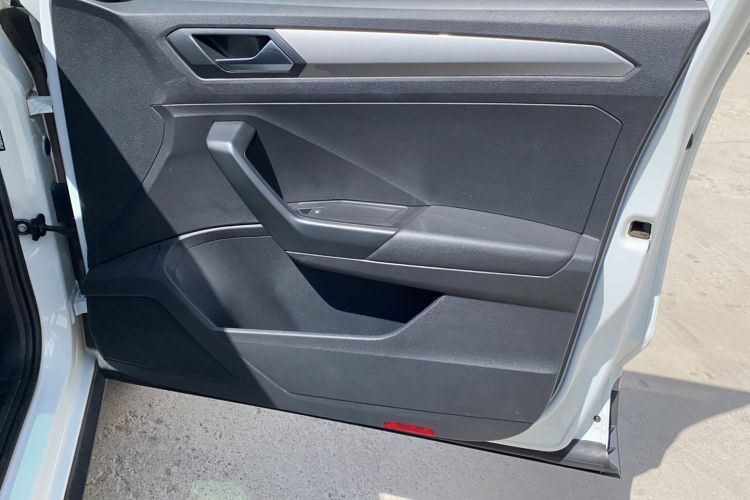 Used Volkswagen T-ROC 2019 280TSI DSG Two-Wheel Drive Advanced Version China VI Standard Interior 3