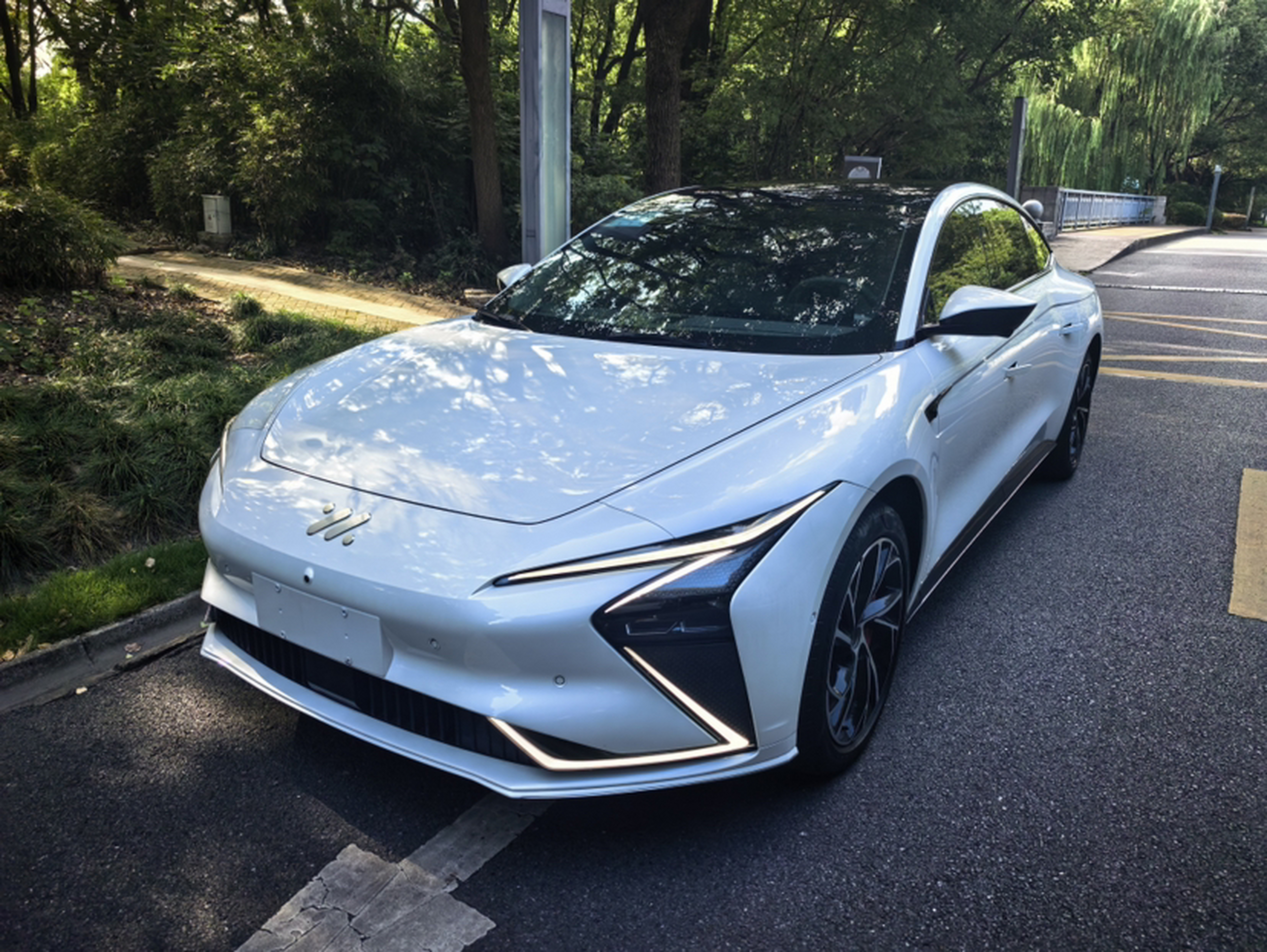 تحت مقدمة السيارة